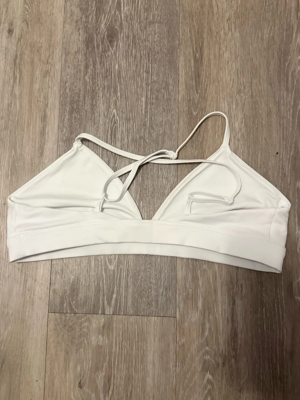 Brand new ALO Yoga White Strappy V-Neck Sports Bralette